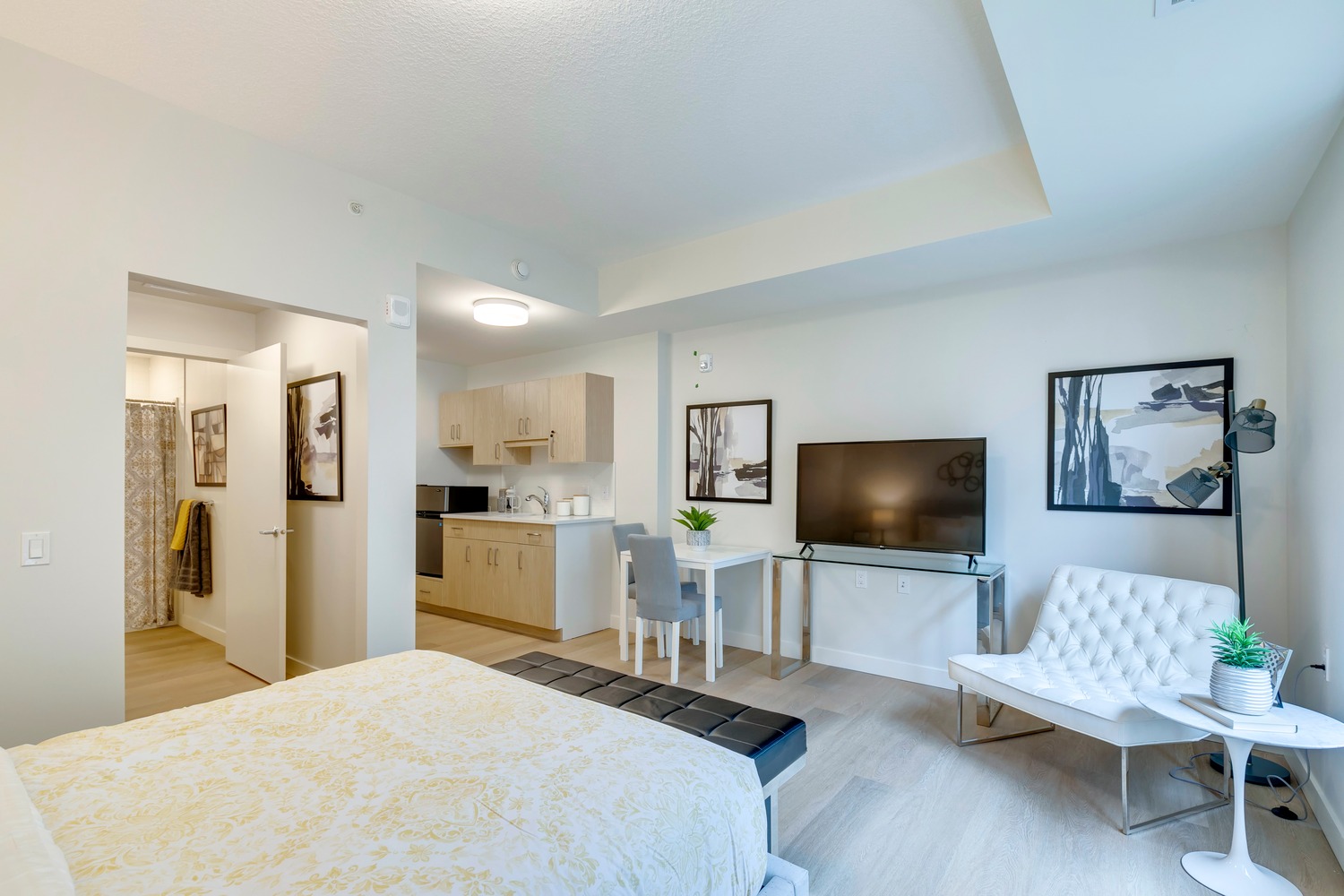 THE BIRCH STUDIO + BATH SUITE 318